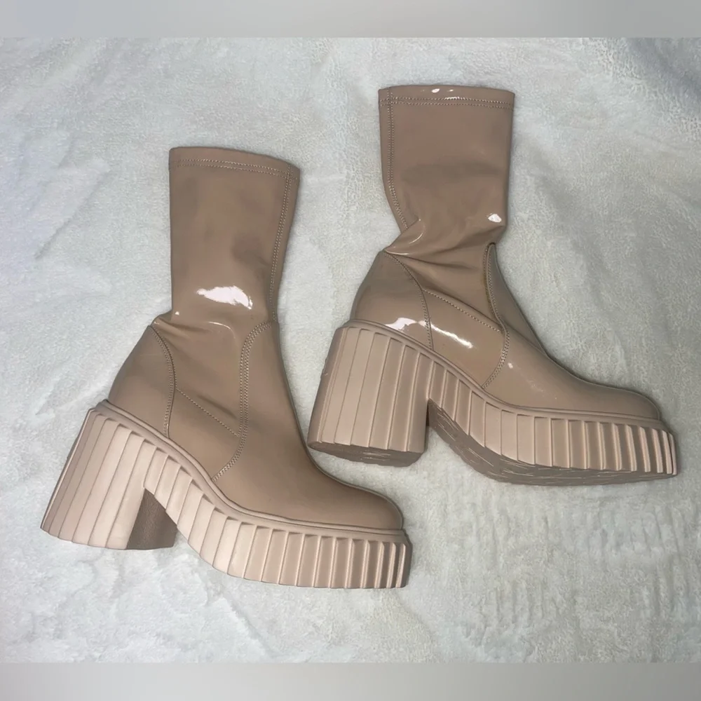 AGL Tiggy Stretch Patent Bootie NWOT